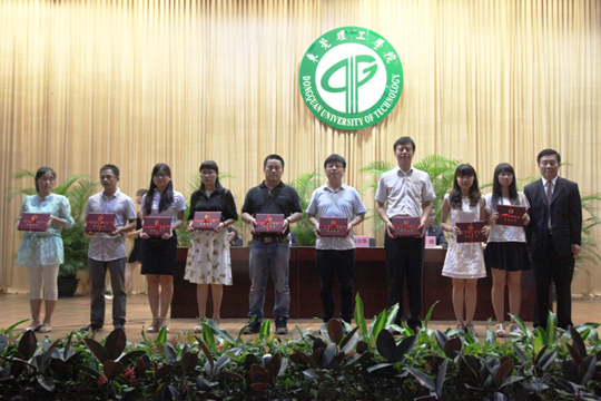 校党委副书记安少华教授为毕业生代表颁发了毕业证书