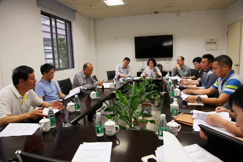 扶贫座谈会场景