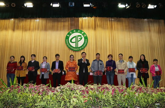 校党委副书记、副校长安少华教授为毕业生代表颁发毕业证书