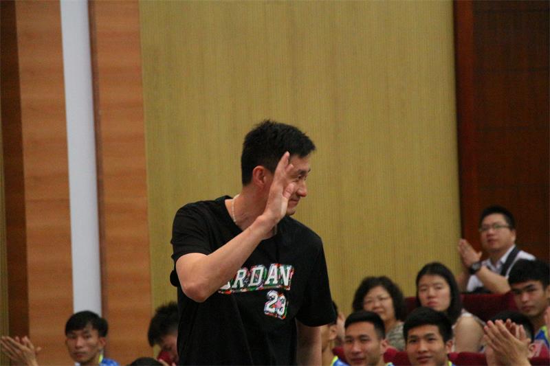 2广东宏远男篮主教练杜峰出席现场
