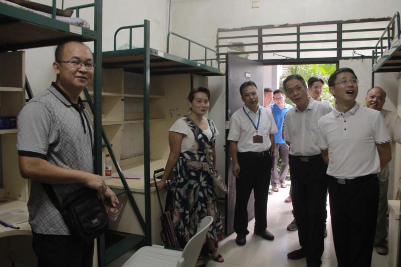 校领导走访男生宿舍 (2)