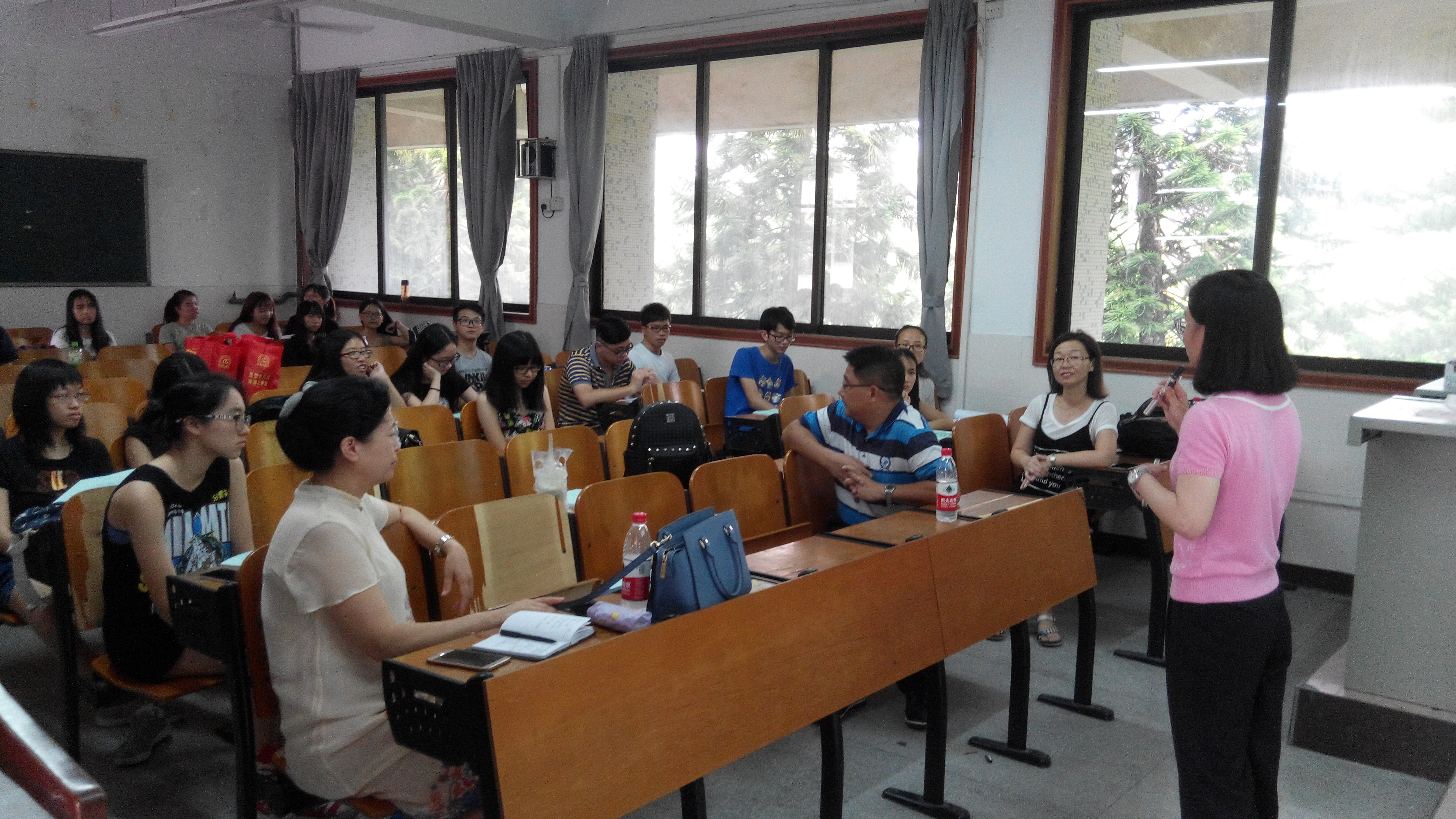 夏丽丽博士后与同学交流