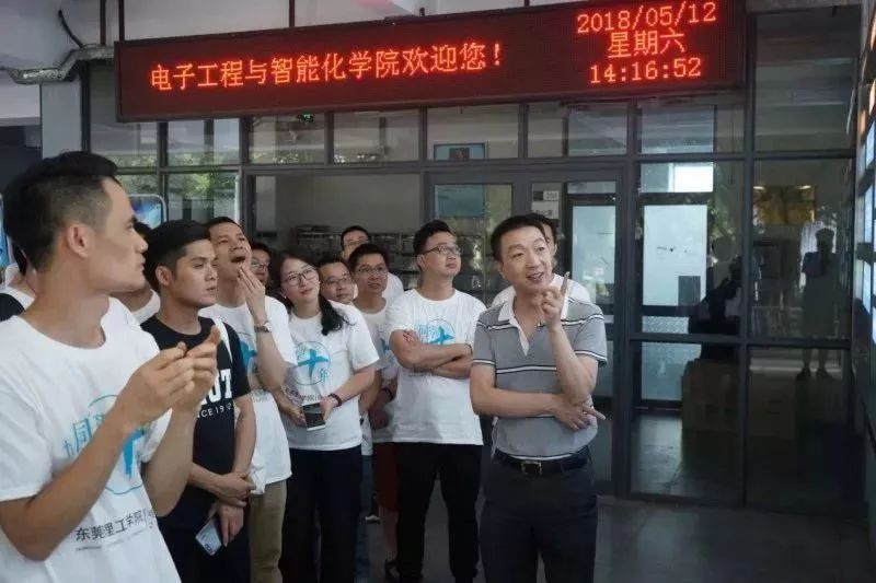 胡耀华院长给校友们介绍学院现状 胡耀华院长给校友们介绍学院现状