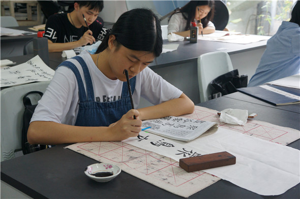 参赛选手现场创作书法