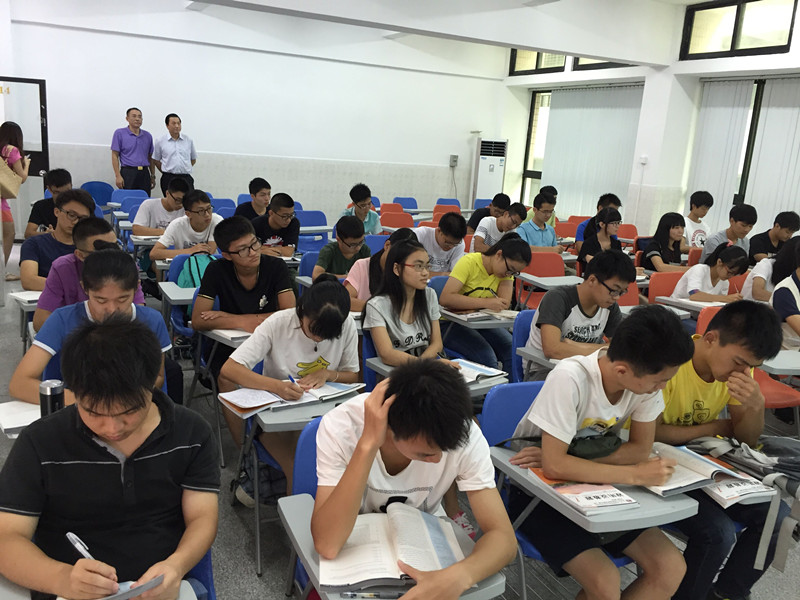 吴小锋局长一行了解粤台产业科技学院学生学习情况