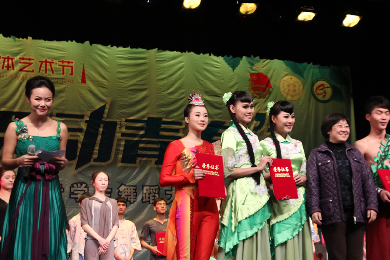 获奖瞬间（红衣为师范学院代表）-800 