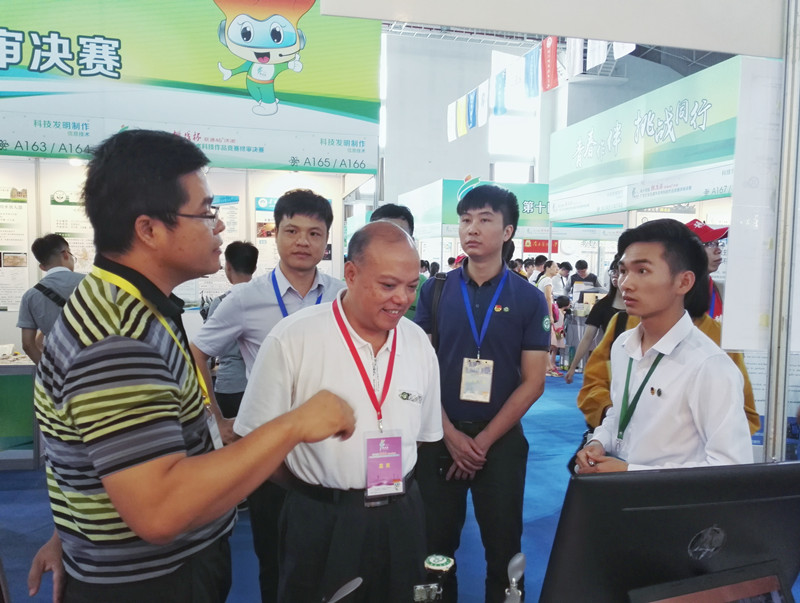 校党委副书记吕琦元、团委书记黄金和等学校老师_副本