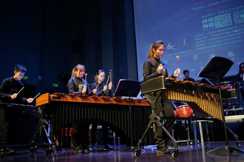 同学们正在倾力演出