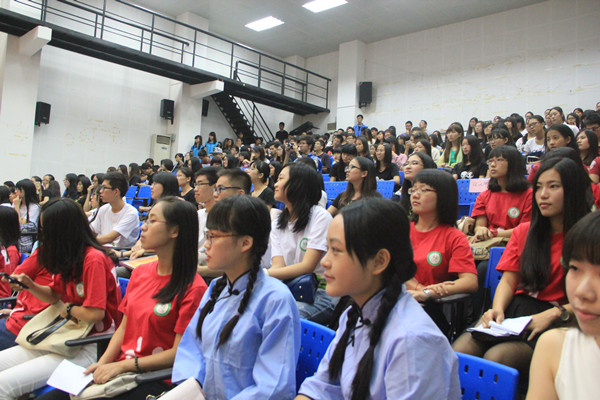 现场观众认真观看评比活动