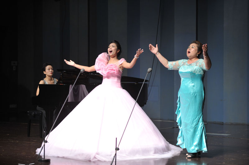 陈丽因与指导老师汪莹副教授同台演唱-800