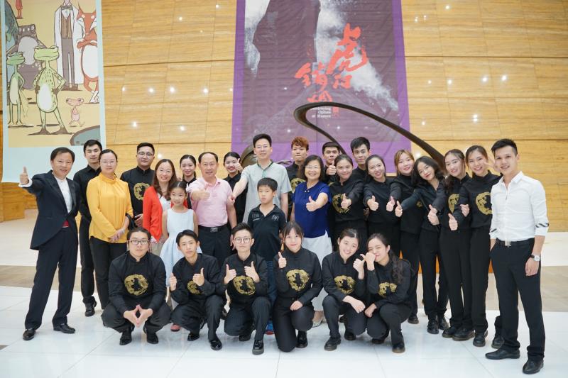 领导、老师与演员合影留念