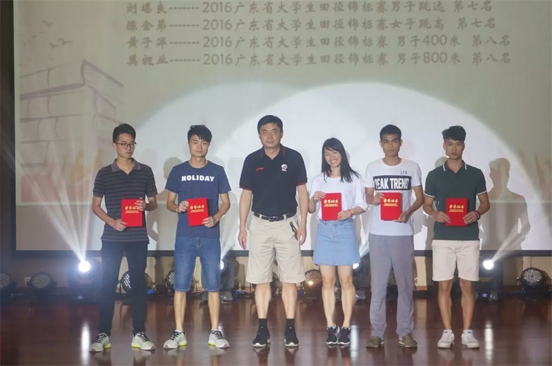 刘宏宇副院长颁奖