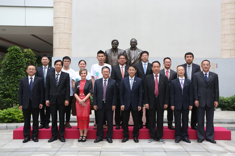 首批博士生与领导嘉宾合影。 首批博士生与领导嘉宾合影。