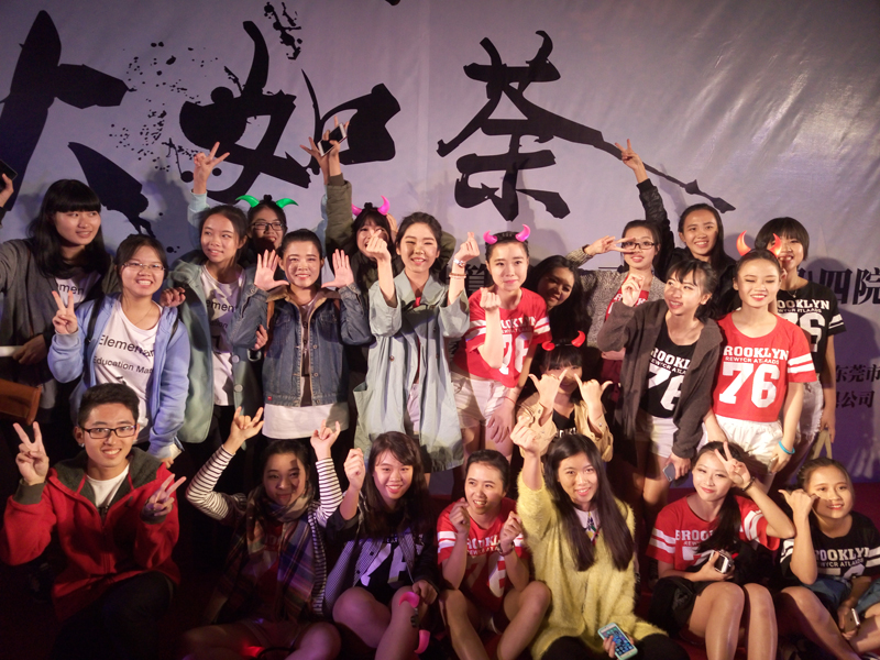 演员们合影留念-800