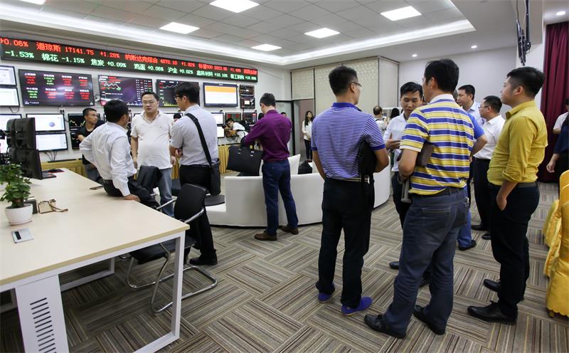 师生及嘉宾参观实验室