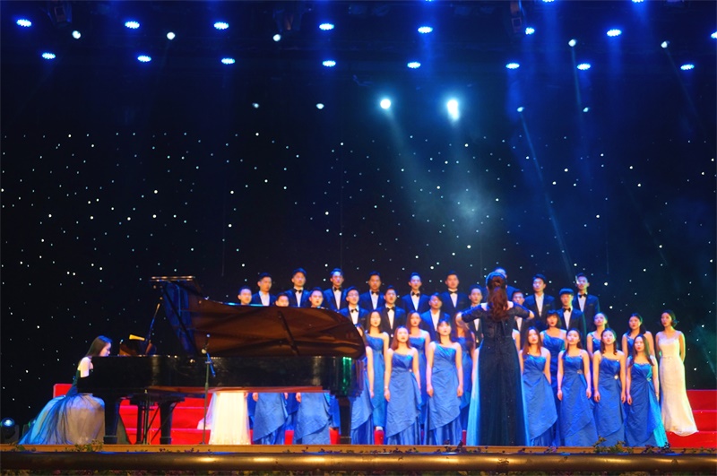 大合唱《春郊试马》