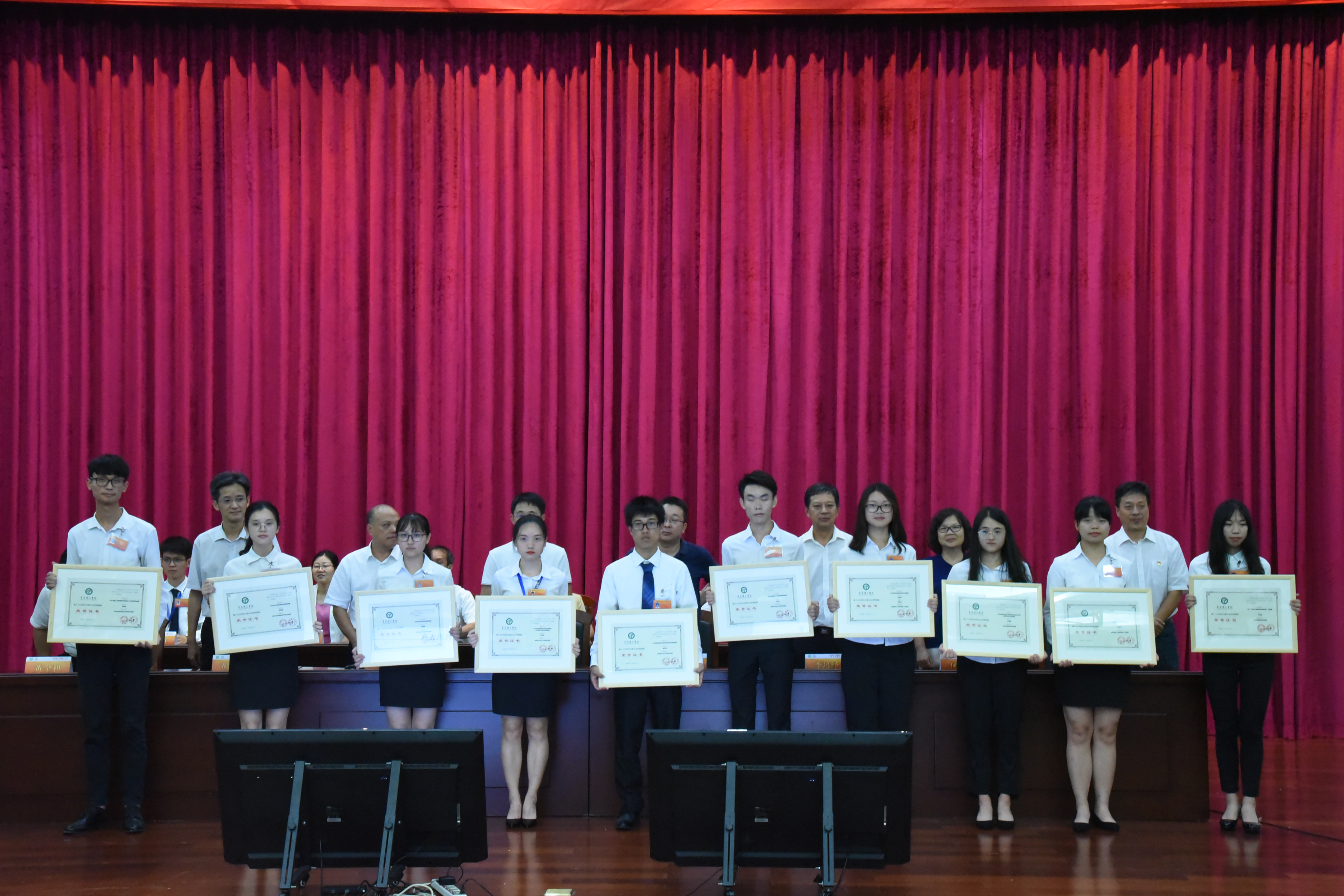 颁发优秀提案奖