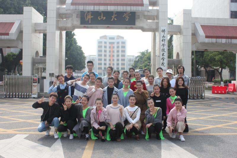 演员们和指导老师合影留念