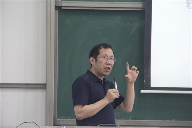 曾教授热情地讲解着