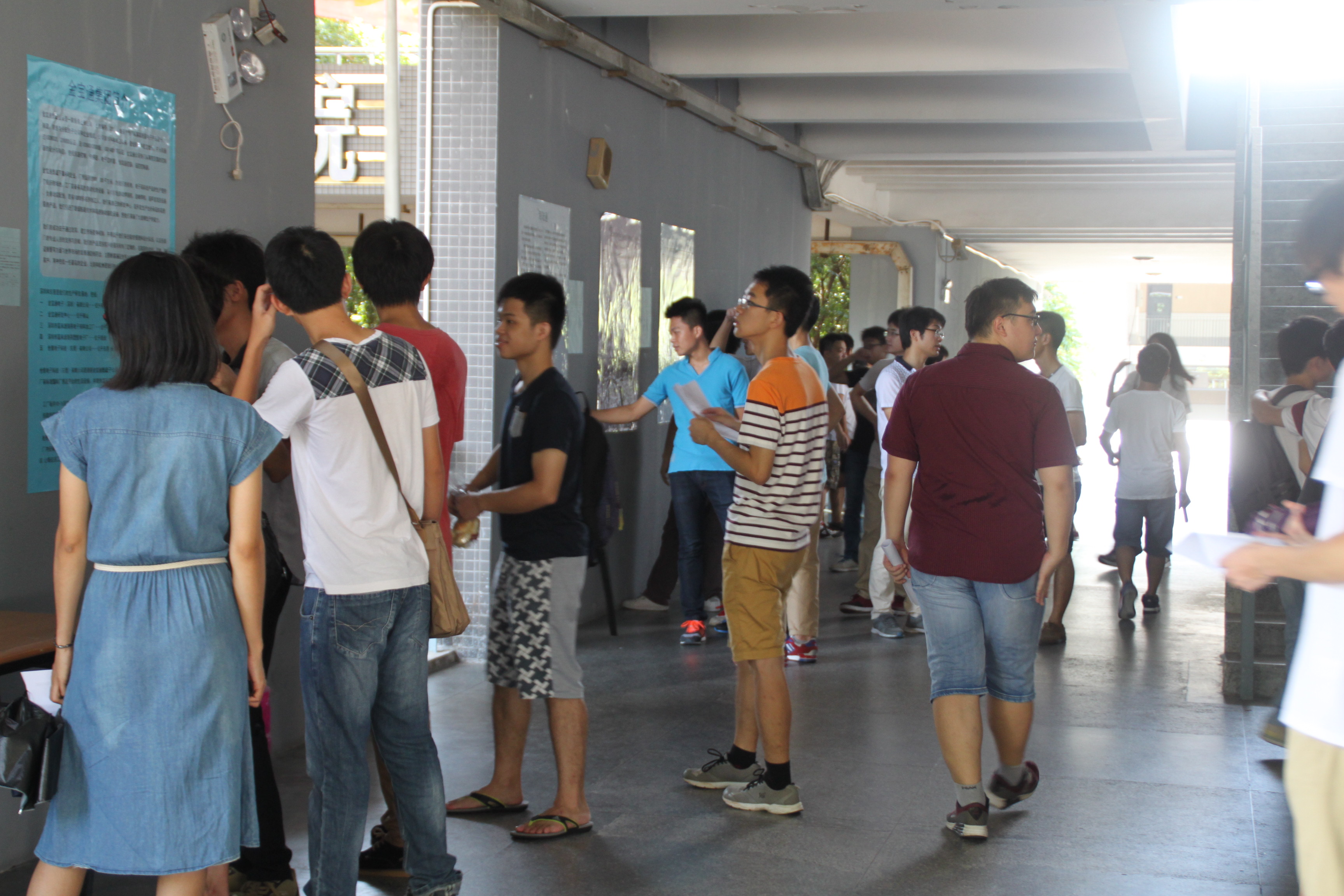 学生围观企业介绍