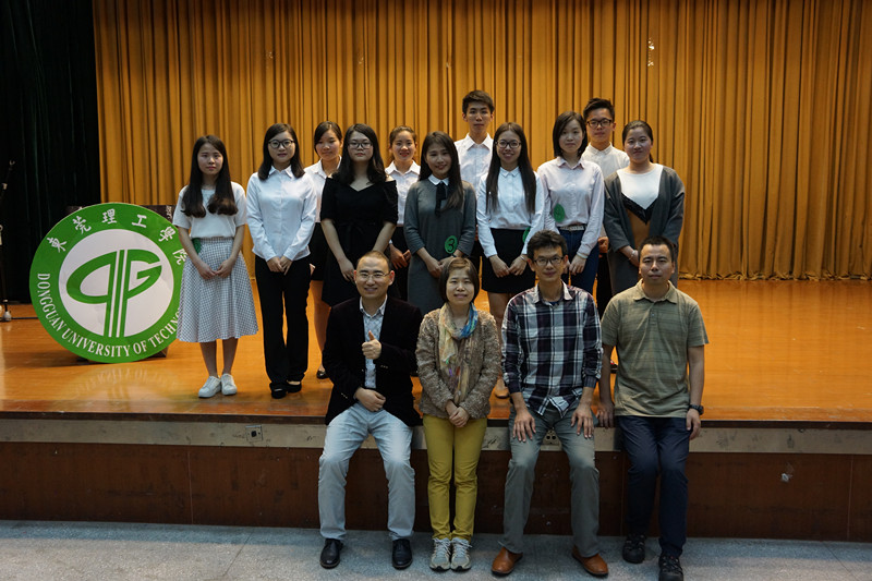 03评委老师与选手合影_副本