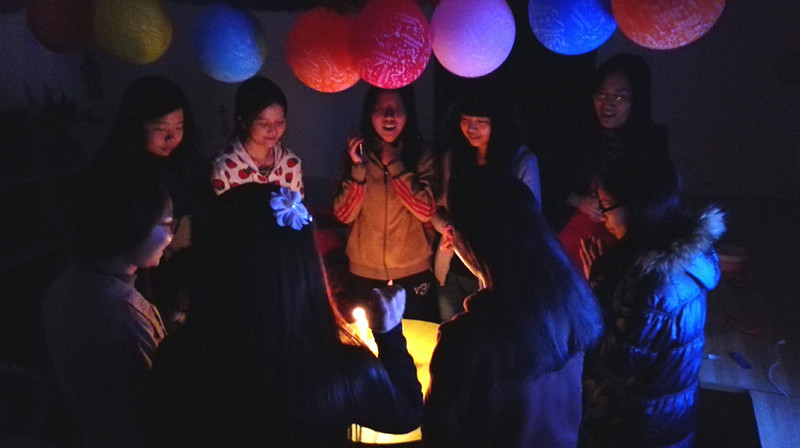 在歌声中许下生日愿望_副本