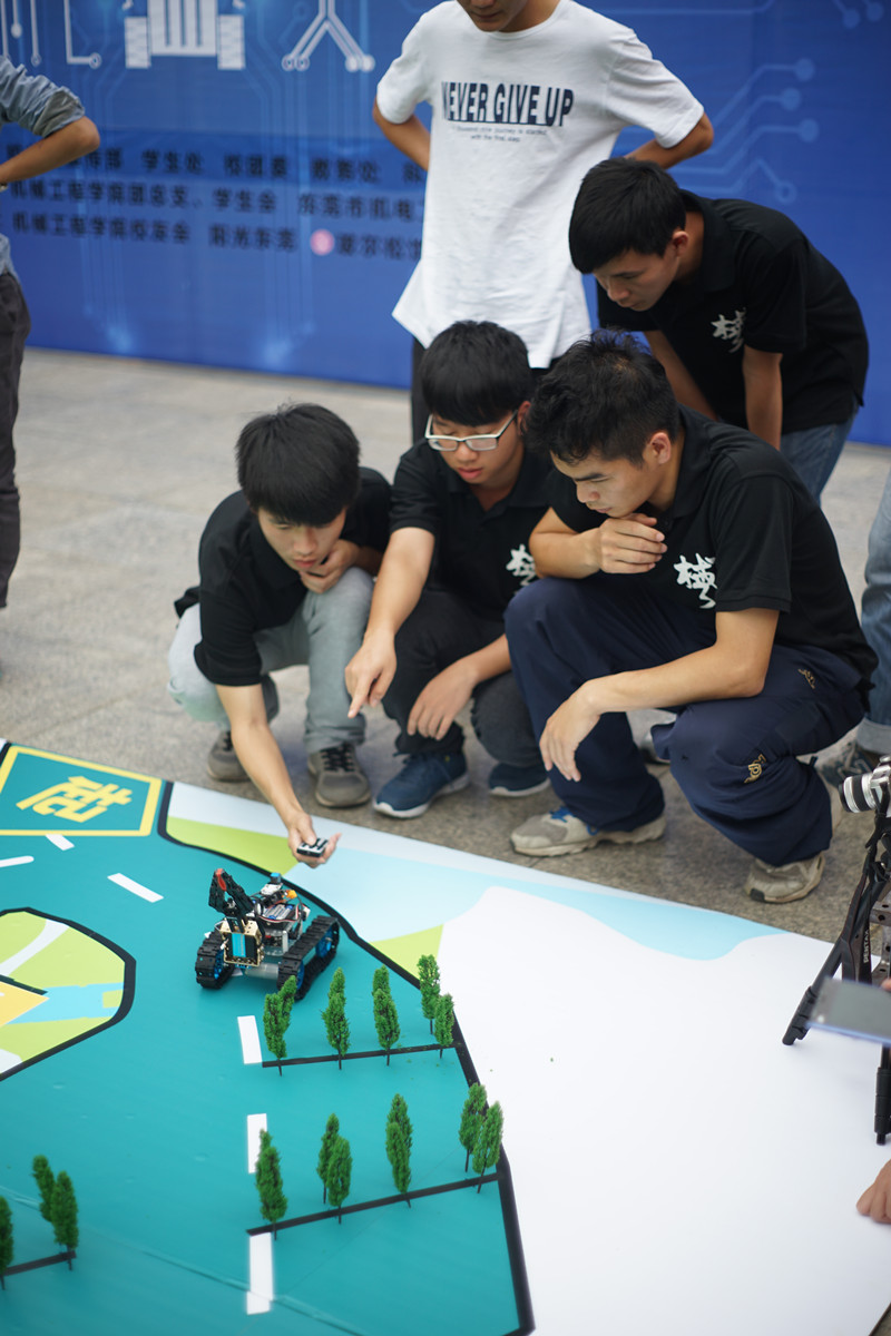 参赛队伍遥控机器人进行线路竞速