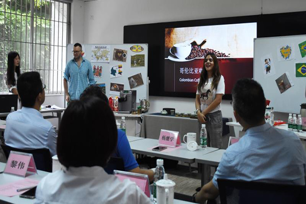 留学生Angela和Daniel介绍哥伦比亚的咖啡 留学生Angela和Daniel介绍哥伦比亚的咖啡