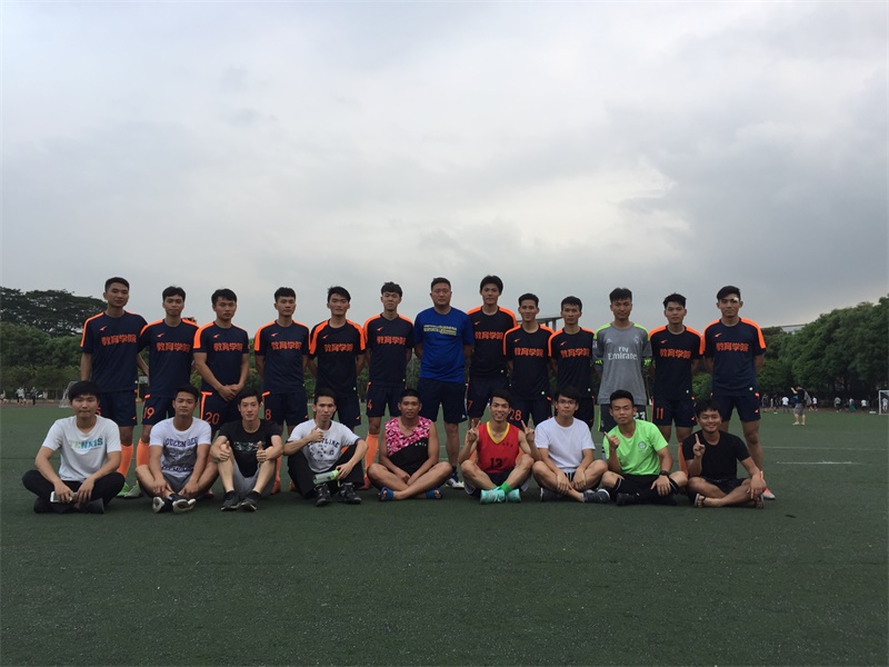 我院足球队队员和指导老师合影留念