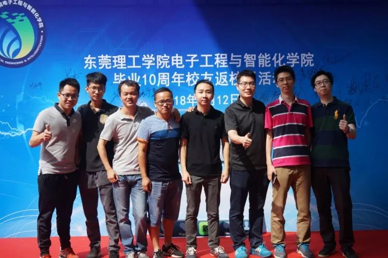 校友们在签名墙前合影 校友们在签名墙前合影