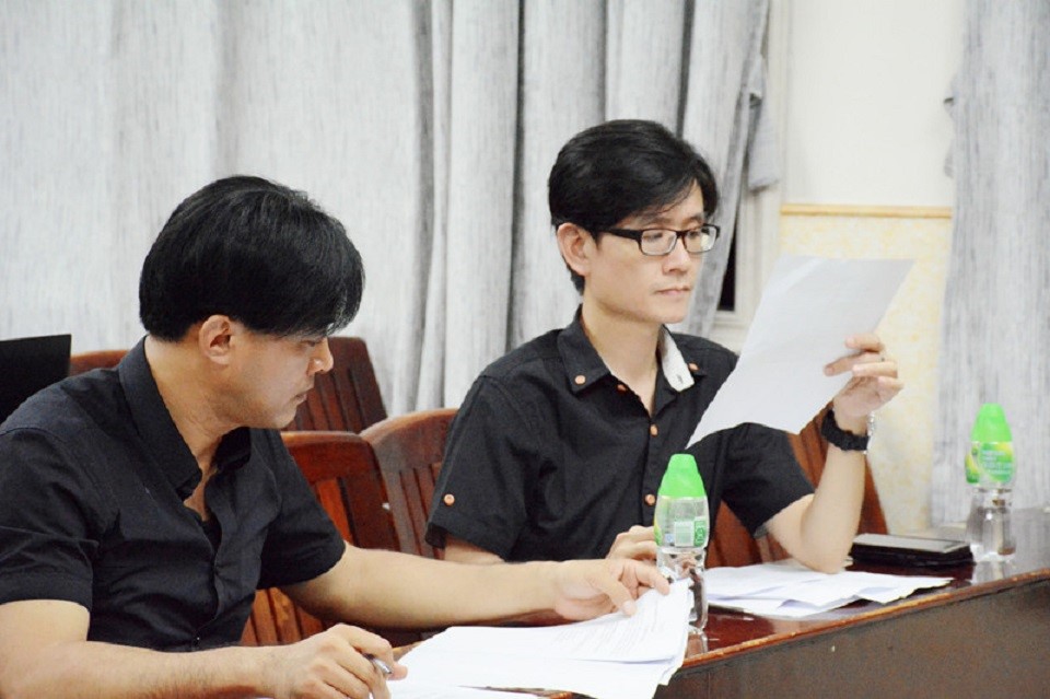 国际商务班面试现场 候凤雄副主任（右）和林国均老师（左）