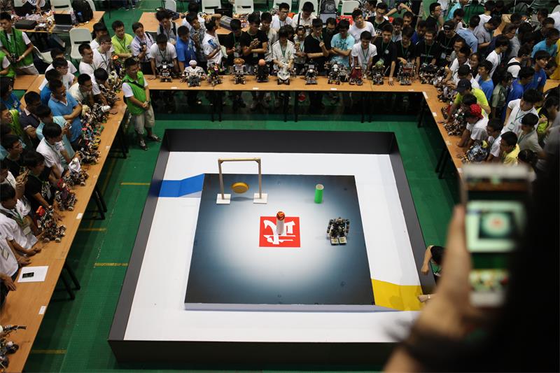 机器人设计制造是一跨学科的、创造性的工作，它关涉机械设计制造及其自动化、电子信息工程工程、计算机科学与技术等专业。图为学校承办2015“尚和杯”中国机器人大赛暨RoboCup公开赛。