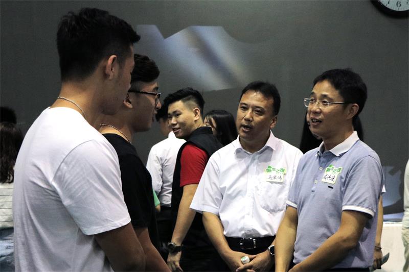 成洪波书记、马宏伟副校长与新生交流