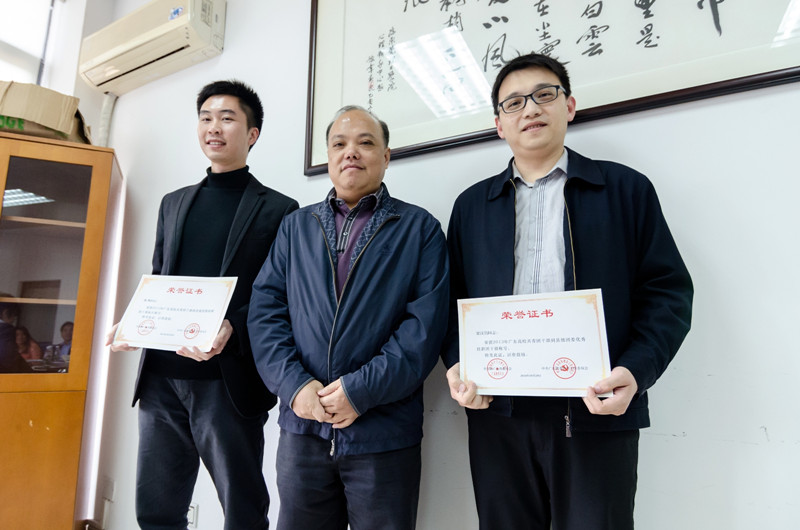 吕副书记颁荣誉证书