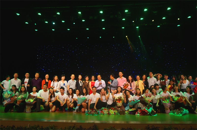 领导老师与演员合影留念