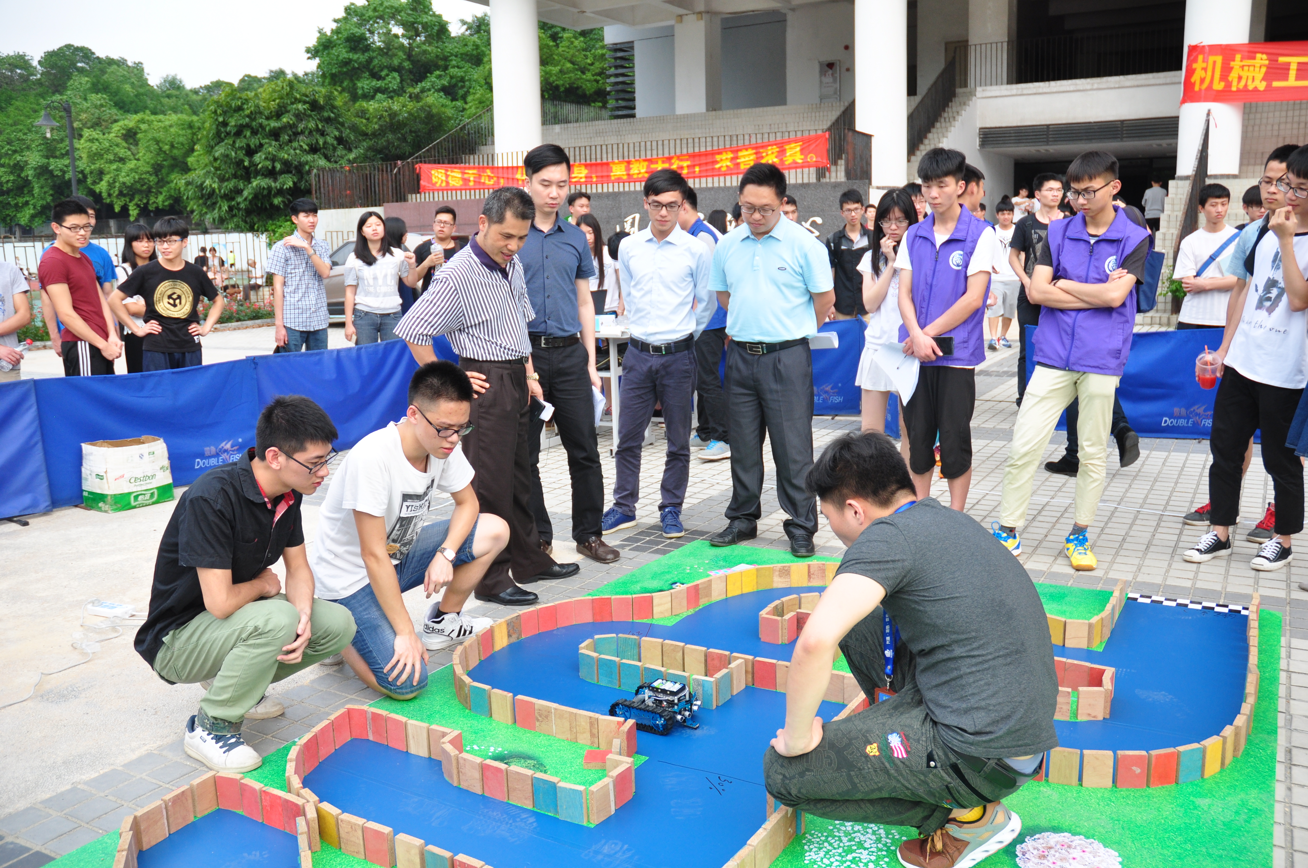 莞城校区领导观看比赛