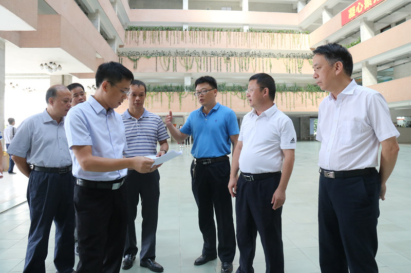 校领导检查开学情况1