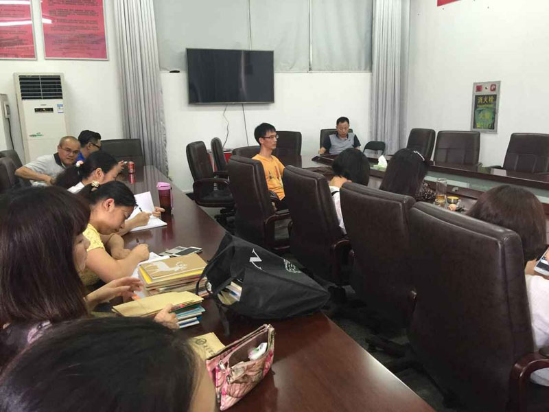 参加专题学习会的党员们正在认真聆听-800