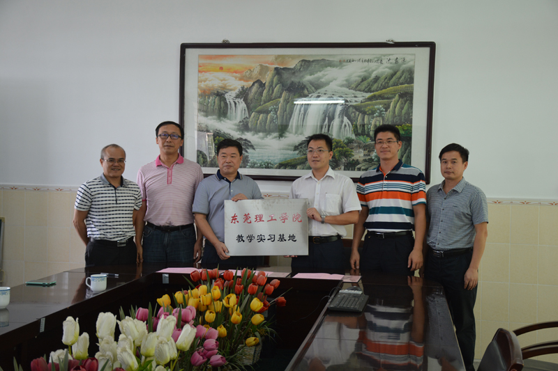 师范学院与洪梅中学建立教学实践基地-800