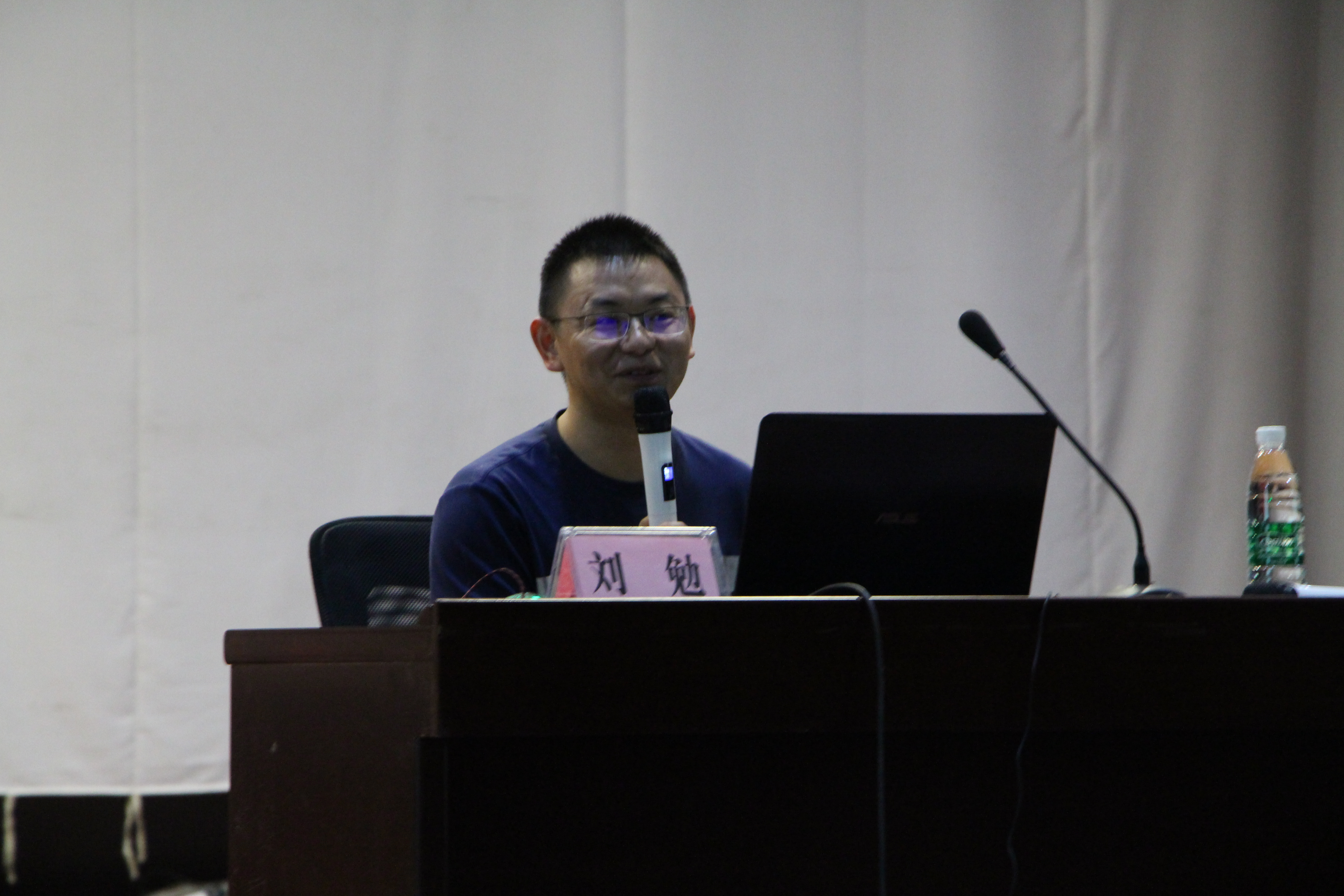 刘勉老师在做讲座