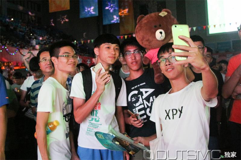 为父母发去合影