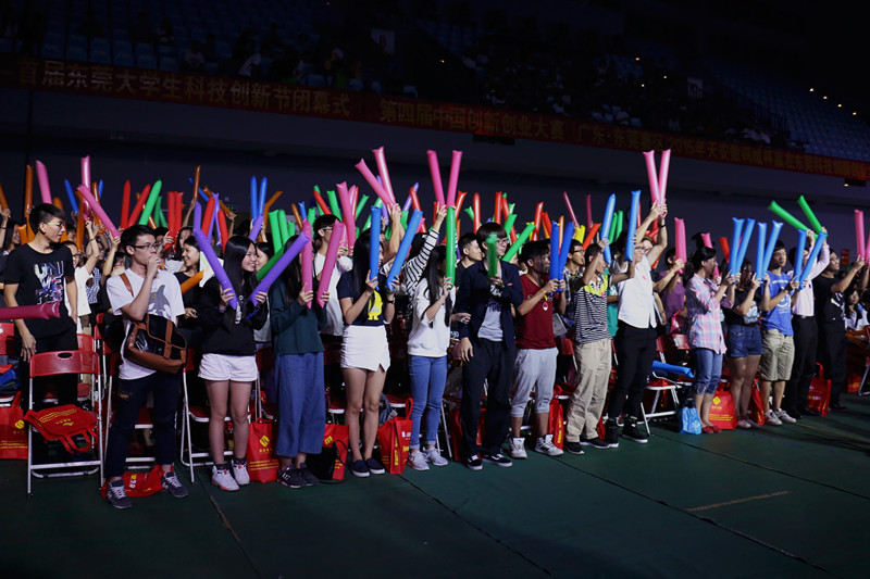 观众为团队“打气”