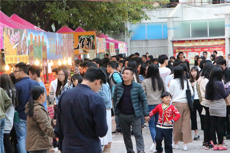 工商模拟市场吸引众多师生和附近市民光顾