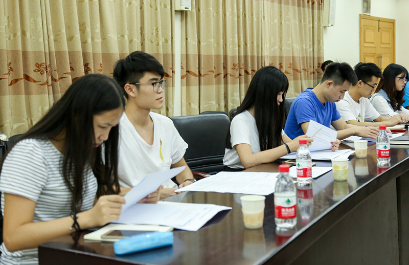 学生监督小组成员参会_副本