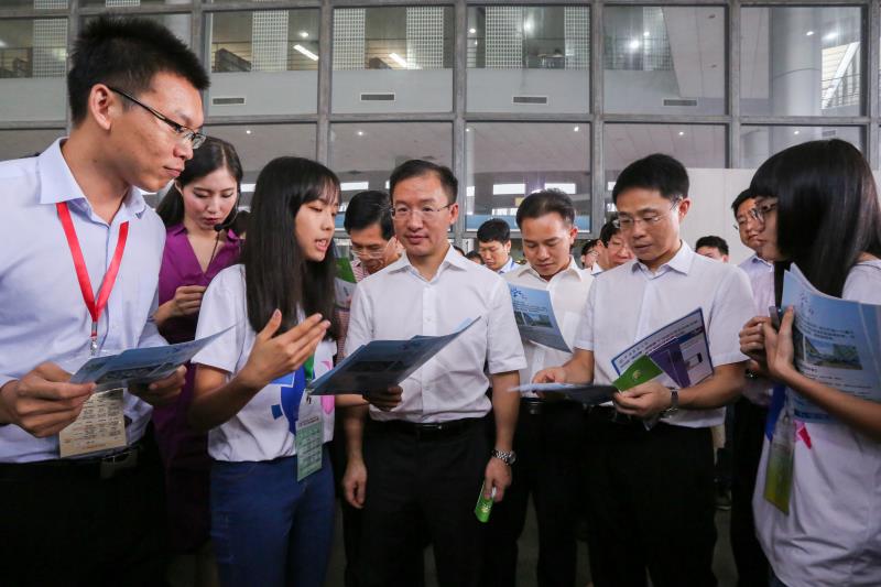 省市领导参观会场