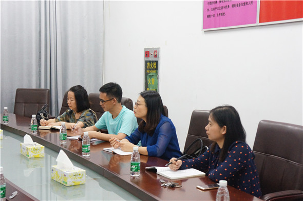 老师们在解答学生问题