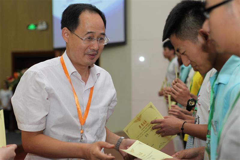 朱纪洪教授为亚军队伍颁奖