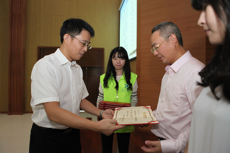 成洪波书记向捐赠的校友企业代表和校友颁发荣誉证书