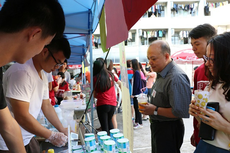 校领导参观工模现场_副本