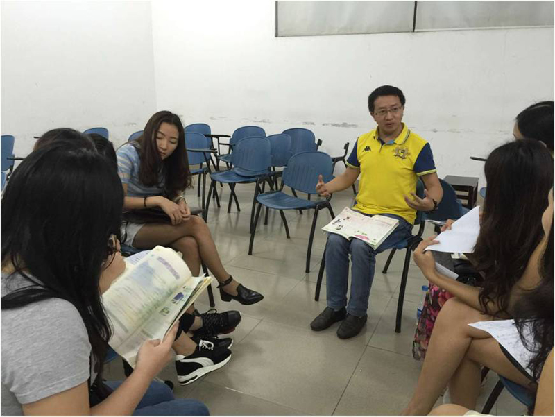 毛羽老师正在耐心解答学生的问题-800